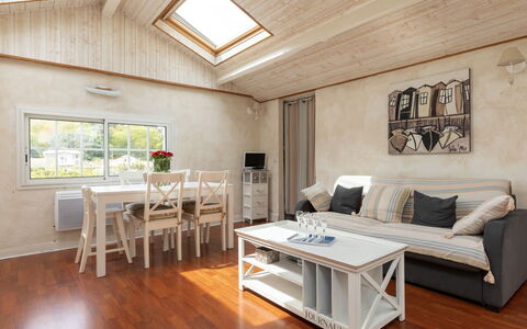 Les Choupou: Mesa, Mueble, Propiedad, Comodidad, Madera, Sofá, Diseño De Interiores, Ventana, Arquitectura, Piso