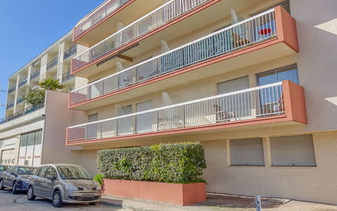 Villa Spring: Coche, Rueda, Propiedad, Edificio, Cielo, Vehículo, Planta, Ventana