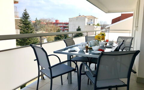 Neptune: Mesa, Mueble, Propiedad, Mostrador, Vajilla, Gabinetes, Comida, Planta, Ventana, Silla