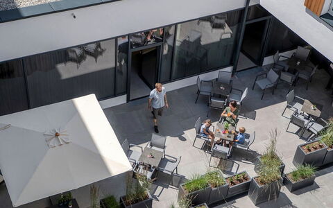 Typ 2 All Suite Innallfi 6P: Edificio, Planta, Diseño Urbano, Fachada, Ocio, Condominio, Ciudad, Techo, Sombra, Uso Mixto
