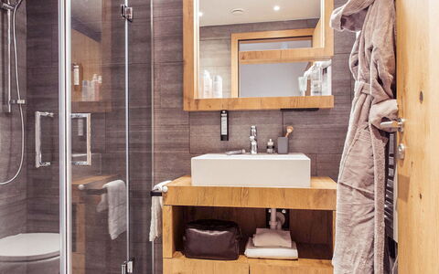 Typ 2 All Suite Innallfi 6P: Marrón, Espejo, Grifo, Lavabo, Arreglo De Tubería, Propiedad, Lavabo Del Baño, Baño, Edificio, Madera
