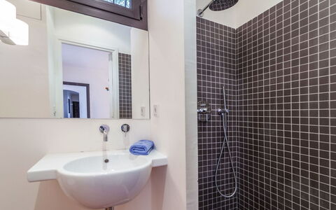 La Gargouille: Espejo, Arreglo De Tubería, Grifo, Lavabo, Propiedad, Lavabo Del Baño, Púrpura, Baño, Ventana, Negro