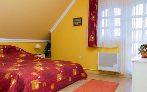 Thuja: Mueble, Propiedad, Comodidad, Ventana, Madera, Planta, Naranja, Edificio, Textil, Diseño De Interiores