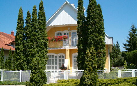 Thuja: Planta, Cielo, Edificio, Ventana, Árbol, Hierba, Arquitectura, El Terreno Del Lote, Plantas Leñosas, Cobertura