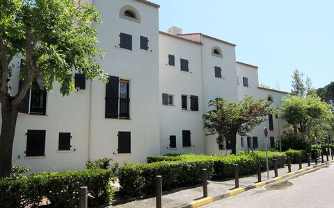 Port D'Attache: Planta, Edificio, Propiedad, Ventana, Cielo, Árbol, Diseño Urbano, Casa, Pared, Barrio Residencial