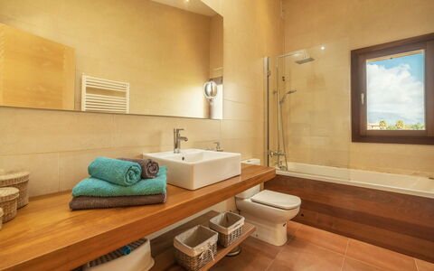 Son Bordoi: Espejo, Propiedad, Arreglo De Tubería, Baño, Lavabo, Edificio, Grifo, Diseño De Interiores, Madera, Comodidad