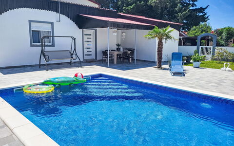 Matea: Agua, Propiedad, Piscina, Planta, Azur, Mueble Para Exteriores, Edificio, Sombra, Silla, Cielo