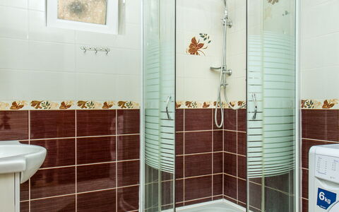 Balatonboglar 211: Edificio, Arreglo De Tubería, Propiedad, Producto, Verde, Baño, Diseño De Interiores, Piso, Suelo, Pared