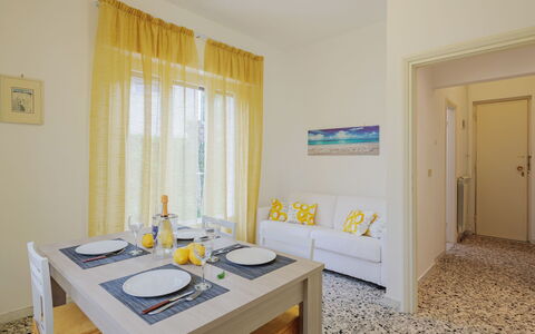 Manuela: Mesa, Ventana, Azur, Madera, Textil, Edificio, Diseño De Interiores, Arquitectura, Cortina
