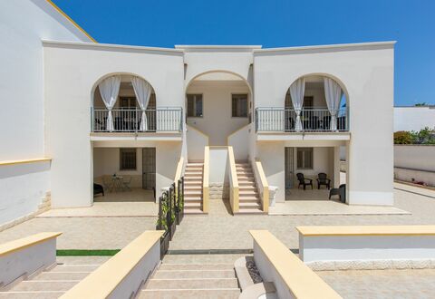 Case Pantanagianni: Cielo, Edificio, Sombra, Diseño Urbano, Planta, Barrio Residencial, Fachada, Bienes Raíces, Paisaje, Departamento