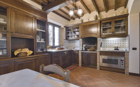 Villa Di Corazzano: Mostrador, Gabinetes, Mueble, Propiedad, Aparato De Cocina, Cocina, Electrodoméstico, Estufa De Cocina, Cajón, Madera