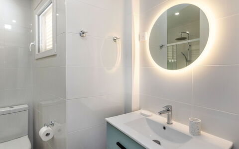 Willis: Baño, Diseño De Interiores, Lavabo Del Baño, Arreglo De Tubería, Pared, Piso, Suelo, Lavabo, Techo, Grifo