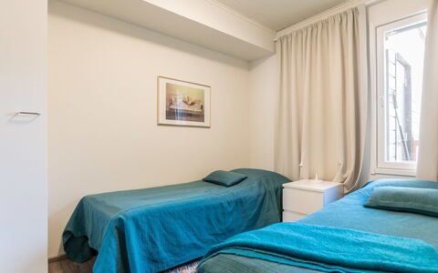 Skivillas 61 Ukkohalla (B8): Mueble, Silla, Mueble Para Exteriores, Mesa, Madera, Mesa Al Aire Libre, Cocina Y Comedor Mesa, Sombra, Jardín, Paraguas