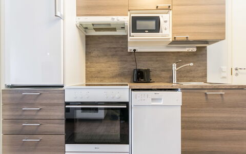 Skivillas 61 Ukkohalla (B8): Mueble, Silla, Mueble Para Exteriores, Mesa, Madera, Mesa Al Aire Libre, Cocina Y Comedor Mesa, Sombra, Jardín, Paraguas