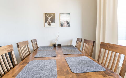 Skivillas 61 Ukkohalla (B8): Mueble, Silla, Mueble Para Exteriores, Mesa, Madera, Mesa Al Aire Libre, Cocina Y Comedor Mesa, Sombra, Jardín, Paraguas