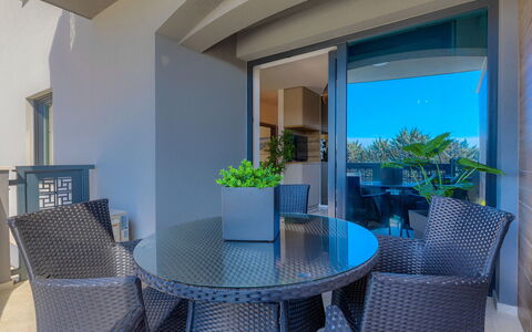 Wing 77: Mesa, Mueble, Planta, Propiedad, Silla, Planta De Casa, Edificio, Maceta, Azul, Azur