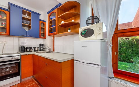 Kamilla: Gabinetes, Propiedad, Aparato De Cocina, Mostrador, Estufa De Cocina, Electrodoméstico, Cocina, Madera, Diseño De Interiores, Naranja