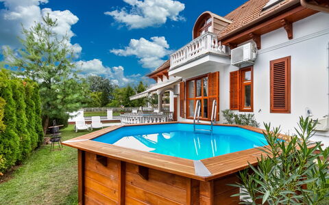 Kamilla: Planta, Nube, Propiedad, Edificio, Cielo, Ventana, Piscina, Agua, Azur, Árbol
