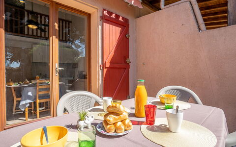 Thalassa: Comida, Mesa, Vajilla, Mueble, Propiedad, Vajilla, Naranja, Edificio, Plato, Diseño De Interiores