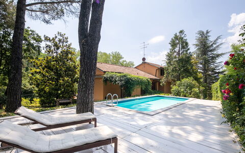 Villa Del Mugello: Cielo, Planta, Nube, Propiedad, Edificio, Agua, Piscina, Árbol, Sombra, Mueble Para Exteriores