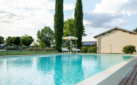 Villa Papiano: Agua, Nube, Cielo, Planta, Piscina, Árbol, Edificio, Ocio, Hierba, Bienes Raíces