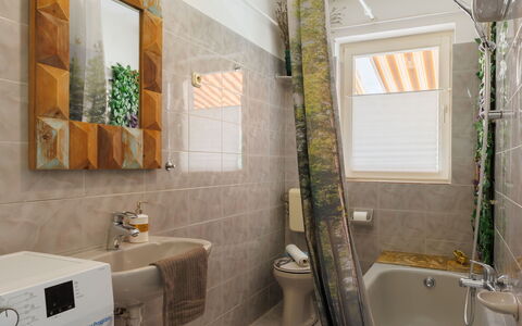 Violetta 3: Baño, Arreglo De Tubería, Diseño De Interiores, Piso, Suelo, Baño, Asiento Del Baño, Lavabo Del Baño, Lavabo, Grifo