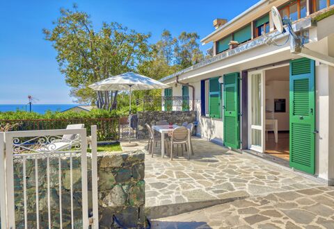 Marlà - Levanto: Cielo, Propiedad, Mesa, Planta, Edificio, Azur, Sombra, Maceta, Puerta, Silla