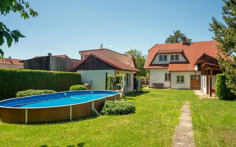 Sudoměřice: Casa, Techo, Casa, Barrio Residencial, Cabaña, Jardín, Césped, Patio Interior, Inmuebles, Sombra