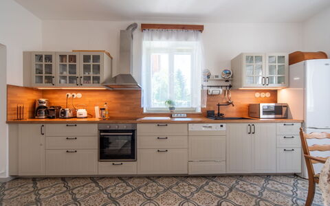 Sudoměřice: Cocina, Aparato De Cocina, Gabinetes, Mostrador, Mueble, Electrodoméstico, Diseño De Interiores, Piso, Cajón, Madera