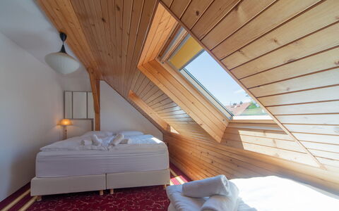 Sudoměřice: Madera, Suelo, Piso, Manchas De Madera, Habitación, Madera Dura, Lecho, Sábana, Cama, Almohada