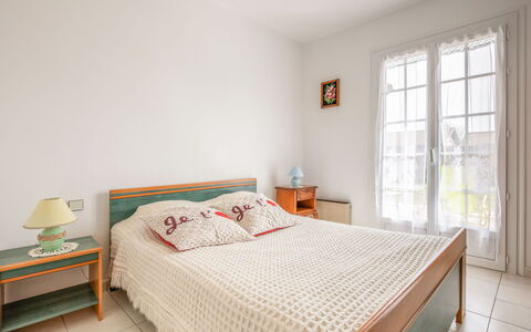 L'Albizia: Mueble, Propiedad, Ventana, Comodidad, Madera, Diseño De Interiores, Almohada, Cama, Sombra