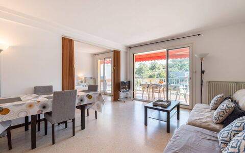 Le Suzy: Mesa, Mueble, Planta, Edificio, Silla, Madera, Piso, Suelo, Sombra, Comodidad