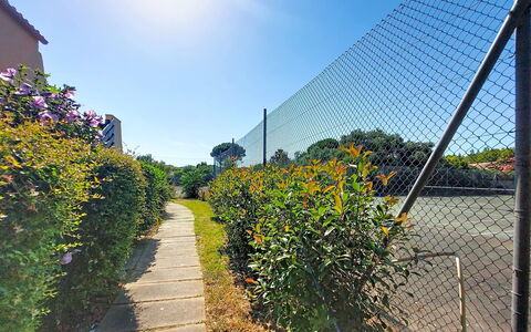 Tennis Résidence: Departamento, Arquitectura, Barrio Residencial, Condominio, Material Compuesto, Diseño Urbano, Balcón, Uso Mixto, Sombra
