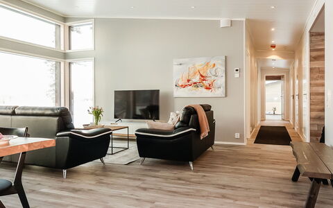 Villa Kallas: Suelos De Madera, Piso, Diseño De Interiores, Suelo, Mueble, Madera, Suelo Laminado, Sala, Sofá, Techo