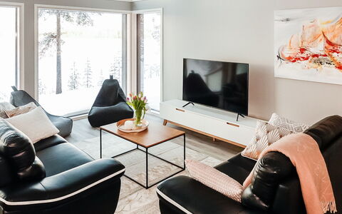 Villa Kallas: Mueble, Diseño De Interiores, Piso, Sofá, Sala, Suelo, Encendiendo, Habitación, Casa, Televisión