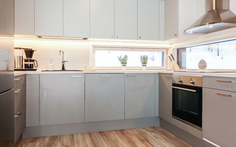 Villa Kallas: Piso, Aparato De Cocina, Cocina, Diseño De Interiores, Mostrador, Madera, Electrodoméstico, Gabinetes, Techo, Suelo