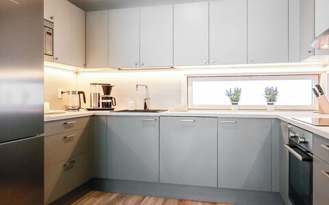 Villa Kallas: Cocina, Aparato De Cocina, Mostrador, Gabinetes, Diseño De Interiores, Piso, Electrodoméstico, Madera, Mueble, Lámpara