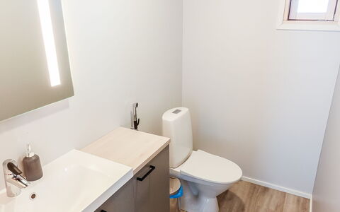 Villa Kallas: Asiento Del Baño, Arreglo De Tubería, Piso, Baño, Suelo, Baño, Diseño De Interiores, Lavabo Del Baño, Lavabo, Mueble De Baño
