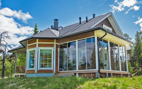 Villa Tunturisopuli: Mueble, Silla, Mueble Para Exteriores, Mesa, Madera, Mesa Al Aire Libre, Cocina Y Comedor Mesa, Sombra, Jardín, Paraguas