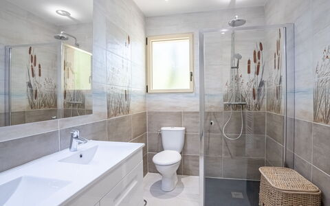 Laouchet: Espejo, Arreglo De Tubería, Grifo, Lavabo, Propiedad, Lavabo Del Baño, Baño, Encendiendo, Diseño De Interiores, Púrpura