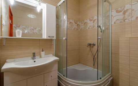 Balatonbereny 600: Arreglo De Tubería, Espejo, Alcachofa De La Ducha, Grifo, Lavabo, Propiedad, Lavabo Del Baño, Puerta De La Ducha, Baño