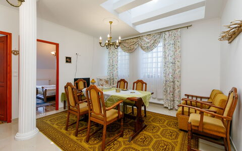 Balatonbereny 600: Mesa, Mueble, Decoración, Edificio, Silla, Madera, Sala, Arquitectura, Sofá, Diseño De Interiores