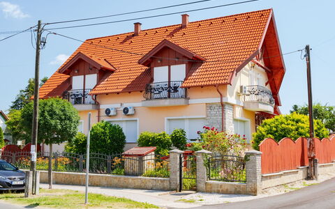 Balatonbereny 600: Edificio, Ventana, Casa, Barrio Residencial, Casa, Fachada, Techo, Barrio, Arquitectura, Asentamientos Humanos