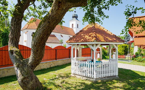 Balatonbereny 600: Casa, Techo, Jardín, Yarda, Césped, Paisajismo, Hacienda, Entrada De Coches, Patio Interior, Villa