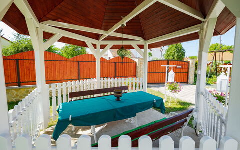 Balatonbereny 600: Estructura Al Aire Libre, Sombra, Porche, Jardín, Kiosko, Pabellón, Patio Interior, Pabellón, Yarda, Eco Hotel