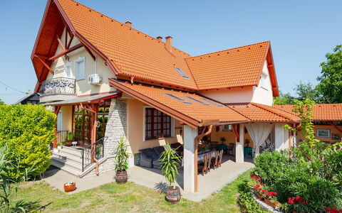 Balatonbereny 600: Edificio, Casa, Techo, Casa, Barrio Residencial, Fachada, Arquitectura, Cabaña, Puerta, Toldo