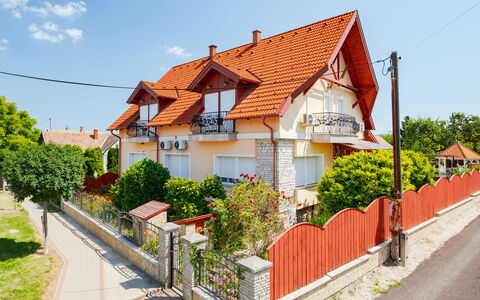 Balatonbereny 600: Edificio, Barrio Residencial, Casa, Casa, Fachada, Barrio, Arquitectura, Techo, By, Asentamientos Humanos