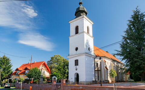 Balatonbereny 600: Cielo, Nube, Edificio, Planta, Árbol, Torre, Ventana, Barrio, Área Rural, Ciudad