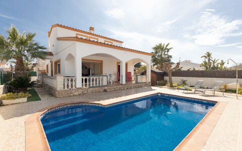 Angela: Nube, Cielo, Agua, Planta, Propiedad, Edificio, Piscina, Azur, Árbol, Silla