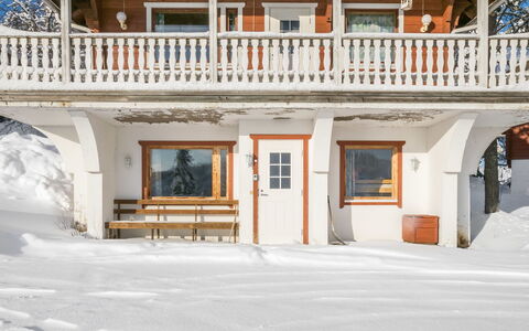 Alppikylä 3B: Mueble, Silla, Mueble Para Exteriores, Mesa, Madera, Mesa Al Aire Libre, Cocina Y Comedor Mesa, Sombra, Jardín, Paraguas